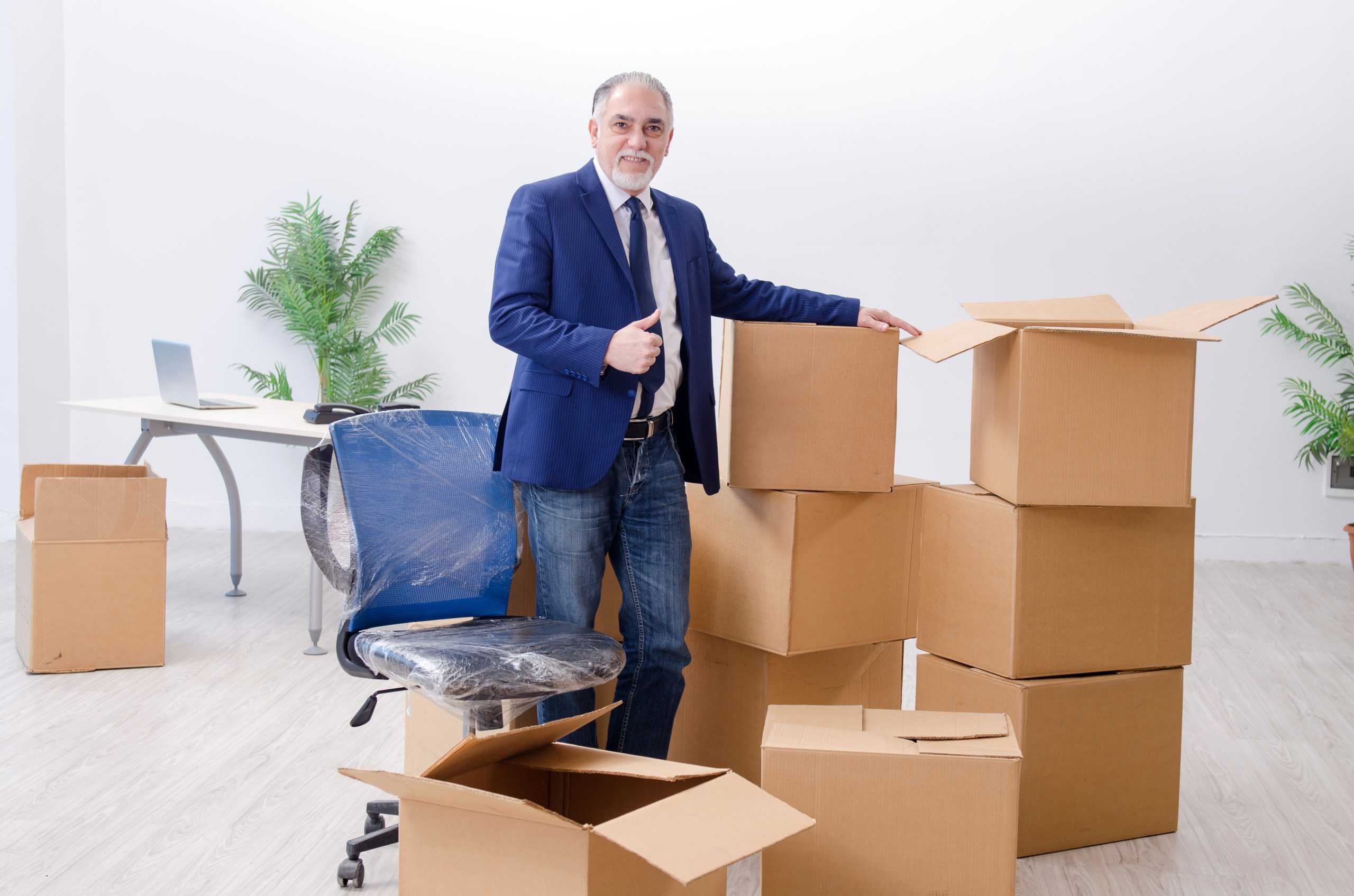 Geschäftsmann mit Umzugskartons im Büro