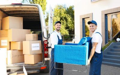 Umzugshelfer laden Möbel in LKW.